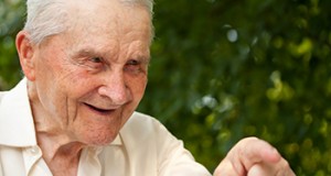 Hausnotruf: So bleiben ältere Menschen im Alter selbständig